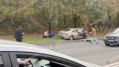 Photo of video, foto | Accident cu implicarea mai multor mașini în Chișinău. Șoferul unei Toyota a doborât un stâlp, iar două persoane au ajuns la spital