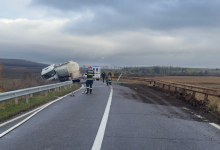 Photo of video | Accident în România, cu implicarea unui șofer din R. Moldova: A rămas blocat într-o cisternă răsturnată