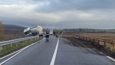 Photo of video | Accident în România, cu implicarea unui șofer din R. Moldova: A rămas blocat într-o cisternă răsturnată